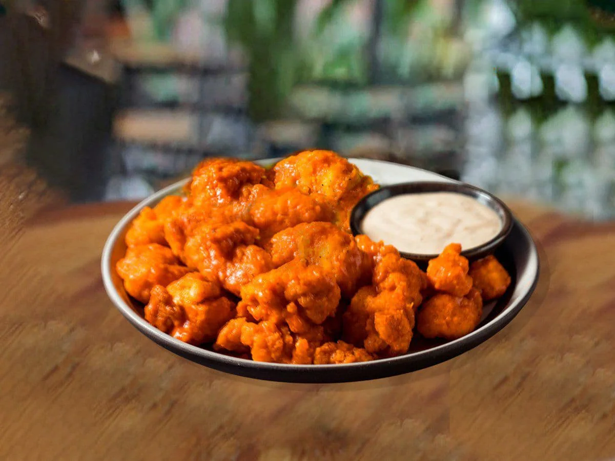 Boneless bañados en salsa con aderezo