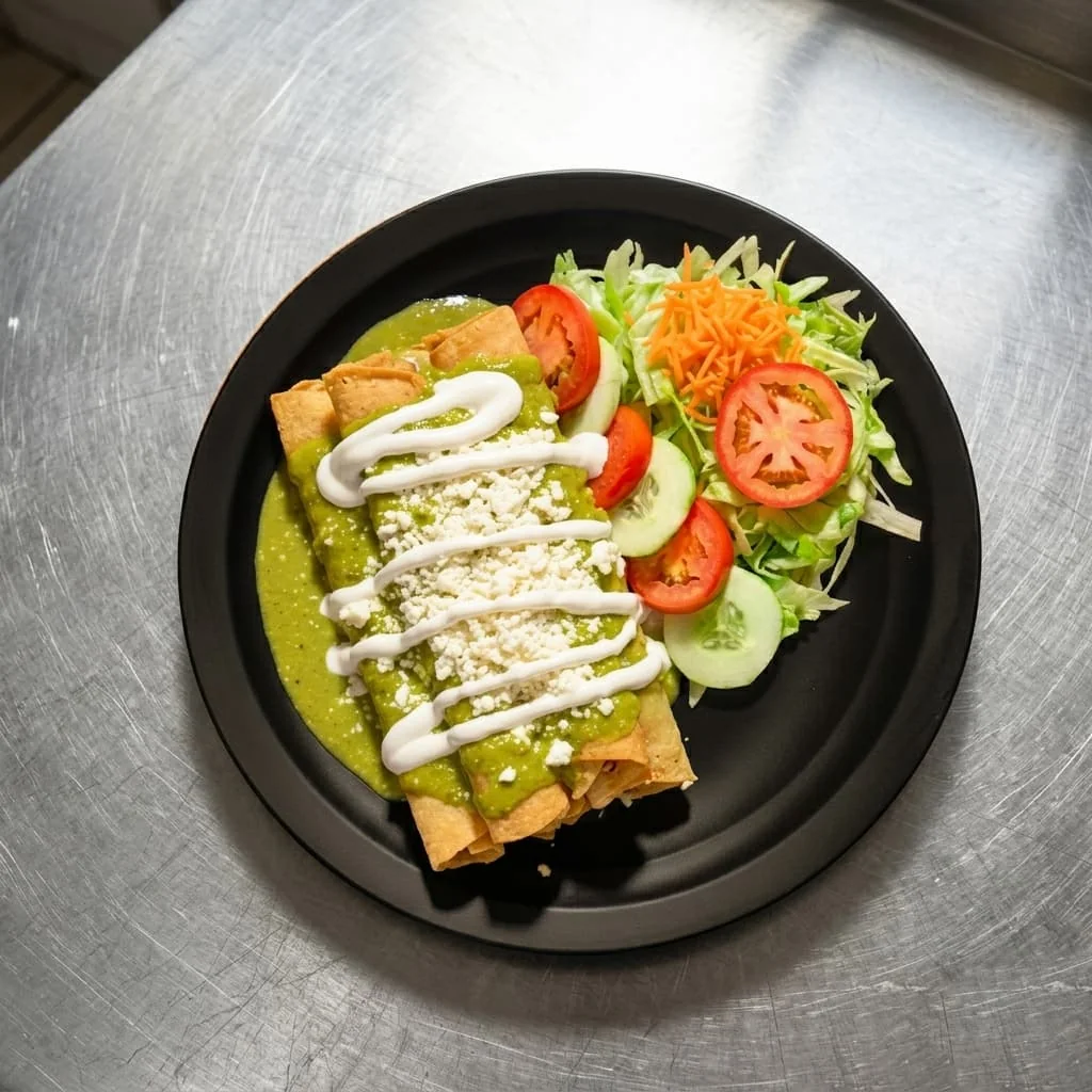 Cinco flautas con salsa verde y ensalada